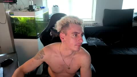 Snapshot of rayzel31 chatting on 05-23-26, 04:33 Rayzel online show from 05-23-26, 04:33