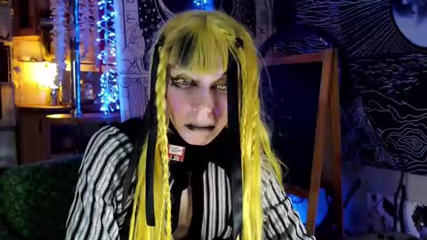 Snapshot of raziel_haze chatting on 01-20-25, 10:04 Yrriel Strife Candy-Demon Caveboy mr. Cringe online show from 01-20-25, 10:04