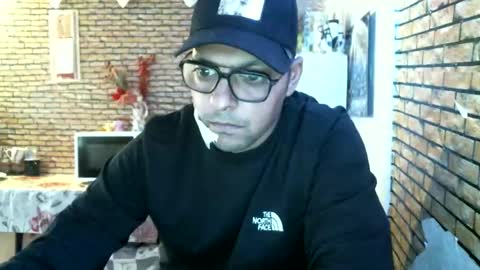 Snapshot of real_coupl3 chatting on 04-29-26, 08:29 real_coupl3 online show from 04-29-26, 08:29