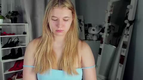 Snapshot of rebecca_____ chatting on 11-25-25, 04:23 rebecca_____ online show from 11-25-25, 04:23