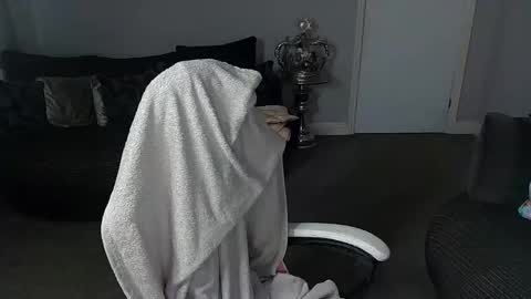 Red -  online show from 02-12-25, 10:59