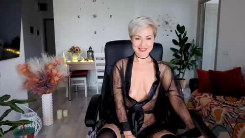 Snapshot of redhotline chatting on 11-12-25, 11:54 Alex online show from 11-12-25, 11:54