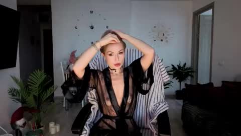 Snapshot of redhotline chatting on 12-20-25, 12:01 Alex online show from 12-20-25, 12:01