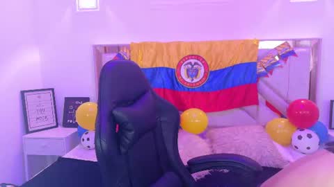 Snapshot of redhotter_ chatting on 06-25-26, 08:13 Lili Lopez online show from 06-25-26, 08:13