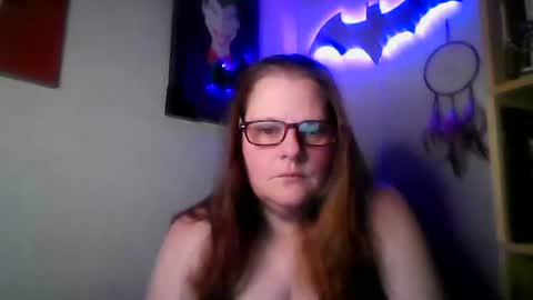 Snapshot of redqueen1078 chatting on 10-21-25, 05:52 JENJE online show from 10-21-25, 05:52