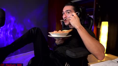 Snapshot of redrum_696 chatting on 12-19-24, 06:34 Red online show from 12-19-24, 06:34