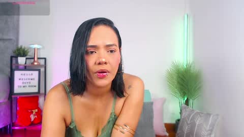 Snapshot of regina1819 chatting on 05-01-26, 03:44 regina1819 online show from 05-01-26, 03:44