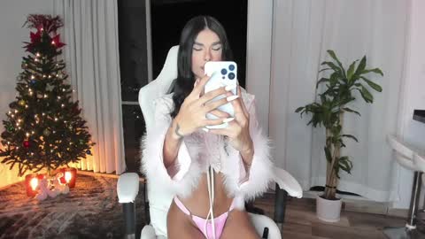 Snapshot of reichel_gray chatting on 12-13-24, 01:59 REICHEL online show from 12-13-24, 01:59