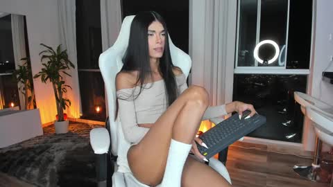 Snapshot of reichel_gray chatting on 01-18-25, 06:24 REICHEL online show from 01-18-25, 06:24