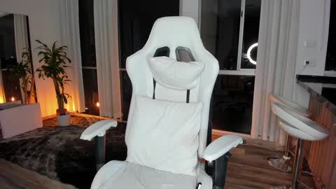 Snapshot of reichel_gray chatting on 01-27-25, 09:13 REICHEL online show from 01-27-25, 09:13