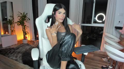 Snapshot of reichel_gray chatting on 01-29-25, 01:27 REICHEL online show from 01-29-25, 01:27