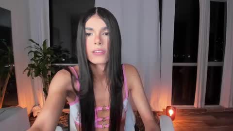 Snapshot of reichel_gray chatting on 02-22-25, 02:17 REICHEL online show from 02-22-25, 02:17