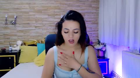 Snapshot of renesmesweet chatting on 02-18-25, 11:44 renesmesweet online show from 02-18-25, 11:44