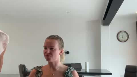 riana894237 online show from 06-18-26, 09:25