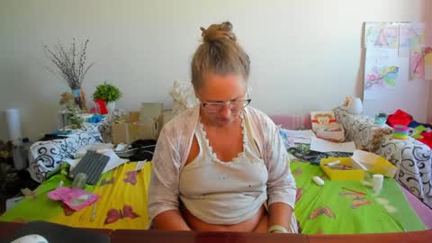 Anna - not anna - right Anna  online show from 09-25-25, 12:31