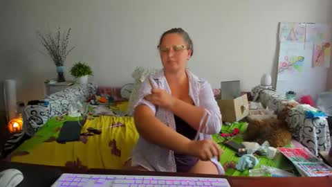 Anna - not anna - right Anna  online show from 10-21-25, 12:28