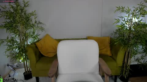 Snapshot of riddle_layla chatting on 04-30-26, 09:37 Layla online show from 04-30-26, 09:37