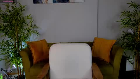 Snapshot of riddle_layla chatting on 05-16-26, 10:36 Layla online show from 05-16-26, 10:36