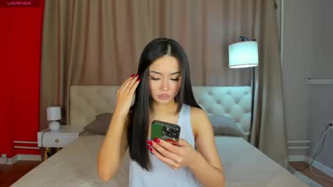 Snapshot of riddle_layla chatting on 05-24-26, 09:25 Layla online show from 05-24-26, 09:25