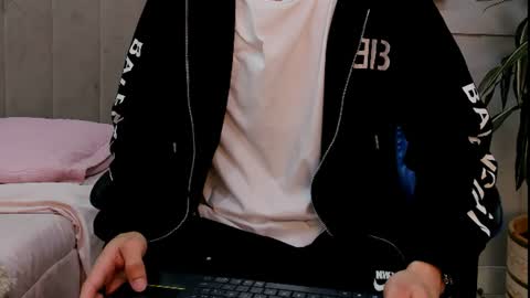 Snapshot of roan_birkin chatting on 06-11-26, 07:34 Roan Birkin online show from 06-11-26, 07:34