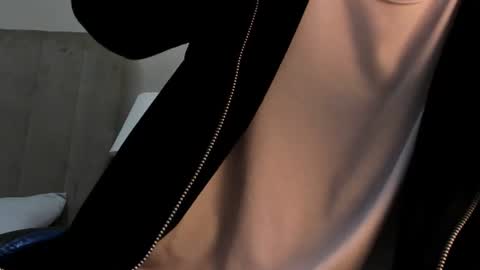 Snapshot of roan_birkin chatting on 06-22-26, 07:44 Roan Birkin online show from 06-22-26, 07:44