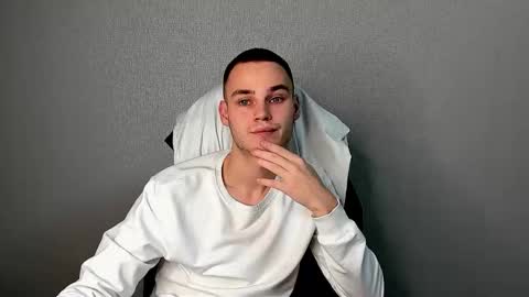 robert10211 online show from 12-01-25, 06:24