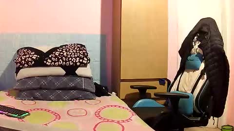 Snapshot of rogobeteilie chatting on 12-14-25, 09:36 Banderas online show from 12-14-25, 09:36