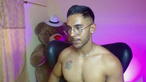 Snapshot of romanpearce_ chatting on 01-28-25, 07:21 Roman online show from 01-28-25, 07:21