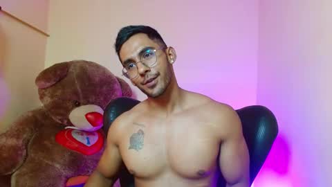 Snapshot of romanpearce_ chatting on 02-07-25, 07:17 Roman online show from 02-07-25, 07:17
