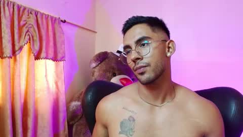 Snapshot of romanpearce_ chatting on 02-15-25, 08:54 Roman online show from 02-15-25, 08:54