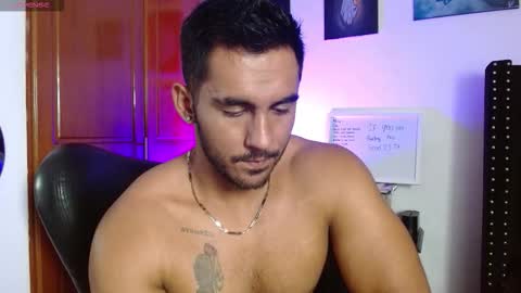 Snapshot of romanpearce_ chatting on 09-11-25, 08:20 Roman online show from 09-11-25, 08:20
