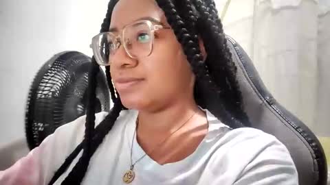 Snapshot of romantic_stargirl chatting on 11-26-25, 11:11 Is A Belle online show from 11-26-25, 11:11