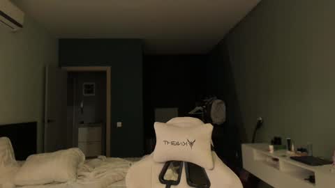 Snapshot of romeo_mercy chatting on 02-10-25, 02:37 Romeo online show from 02-10-25, 02:37