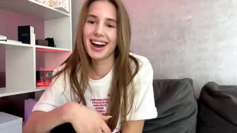 Snapshot of ronaldleidholt chatting on 03-31-26, 10:26 Ketlyn is here now help me get 50 thumbs up pls online show from 03-31-26, 10:26