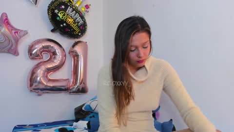 Snapshot of rooxxyy_ chatting on 01-06-25, 03:20    online show from 01-06-25, 03:20