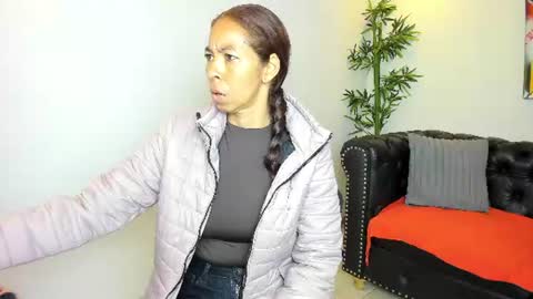 Snapshot of rosalinda_cortez chatting on 07-25-26, 12:25 Rosalinda online show from 07-25-26, 12:25