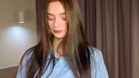 Hi im Monica its my 1st day here online show from 10-20-25, 05:41