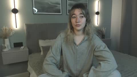 Mia online show from 11-26-25, 07:20