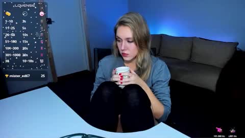 Snapshot of rose_brooks chatting on 11-17-25, 08:14 Rose but u can call me princess online show from 11-17-25, 08:14