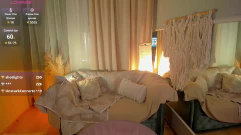 Snapshot of rose_charming_ chatting on 02-27-25, 01:59 Rose online show from 02-27-25, 01:59