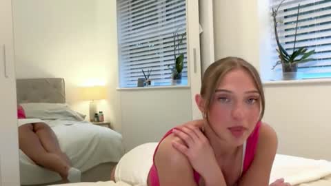 Snapshot of rosebella_ chatting on 10-17-25, 04:42 Bella  online show from 10-17-25, 04:42