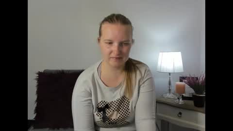 Snapshot of rosehypnotic chatting on 04-17-26, 05:27 Rose online show from 04-17-26, 05:27
