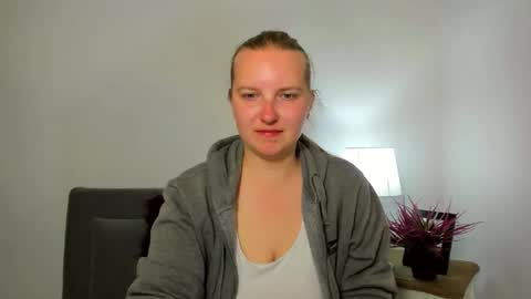 Snapshot of rosehypnotic chatting on 04-27-26, 05:22 Rose online show from 04-27-26, 05:22