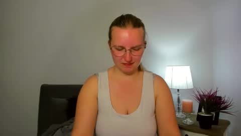 Snapshot of rosehypnotic chatting on 04-28-26, 05:40 Rose online show from 04-28-26, 05:40