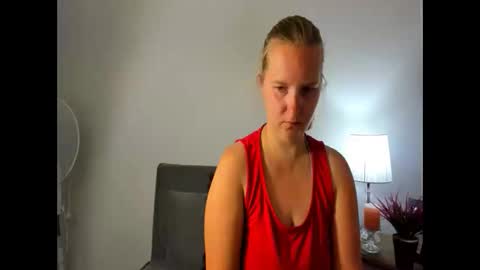 Snapshot of rosehypnotic chatting on 05-19-26, 05:41 Rose online show from 05-19-26, 05:41
