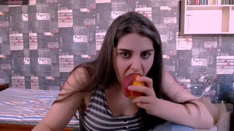 Snapshot of roselina_ chatting on 09-22-25, 09:55 Rose online show from 09-22-25, 09:55