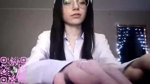 Snapshot of rosellalafferty chatting on 12-17-25, 08:37 Violeta online show from 12-17-25, 08:37