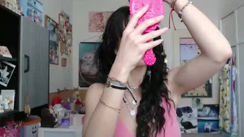 Snapshot of roselynsun chatting on 04-27-26, 12:47 Rose online show from 04-27-26, 12:47
