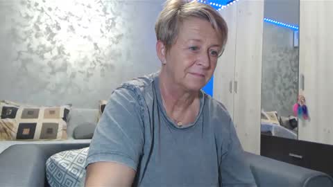 Snapshot of roses_and_lillies chatting on 12-18-24, 06:03 Lovepinklilly online show from 12-18-24, 06:03