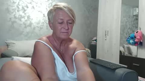 Snapshot of roses_and_lillies chatting on 09-14-25, 05:01 Lovepinklilly online show from 09-14-25, 05:01